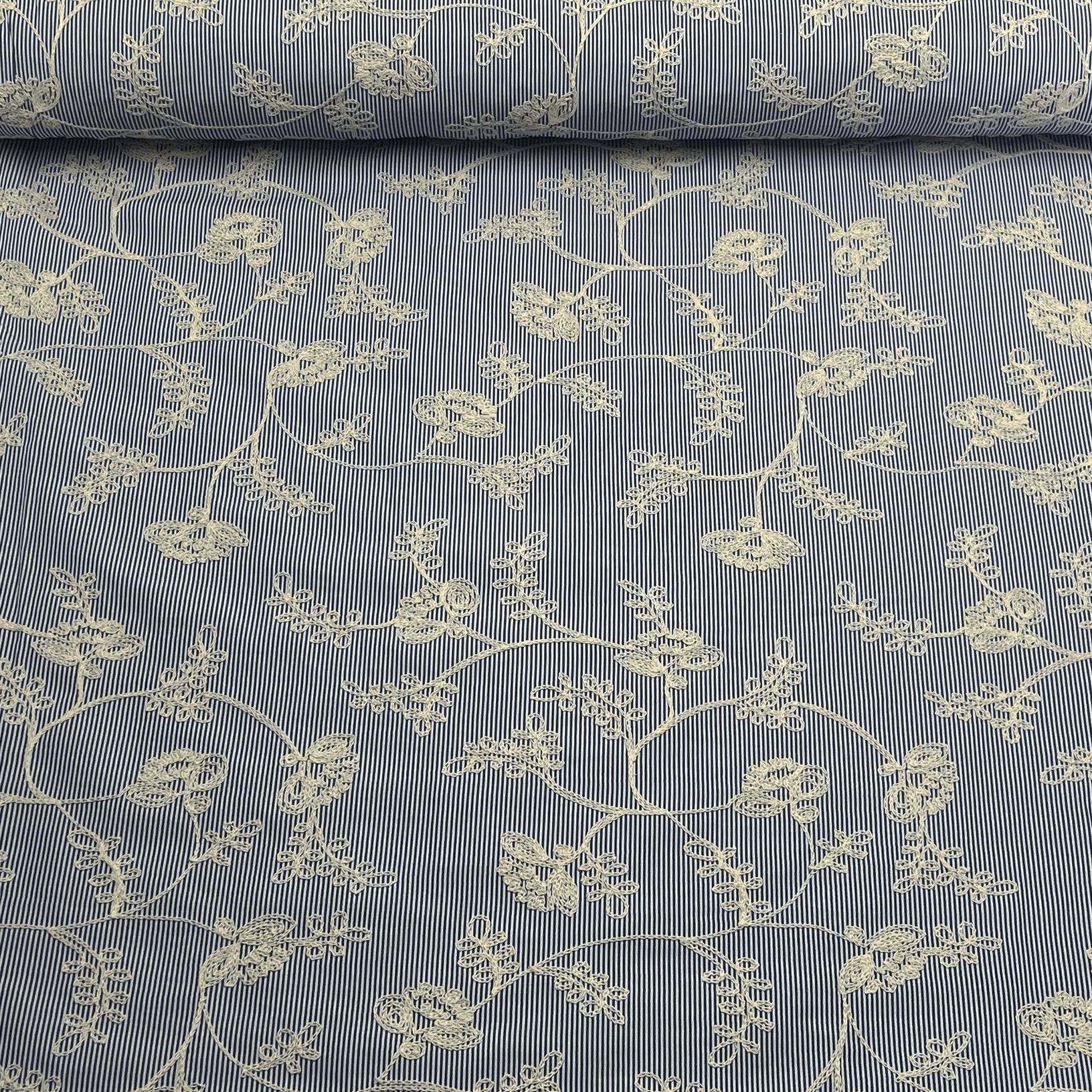 Tissu ligné rayé bleu avec broderie cachemire fleurie