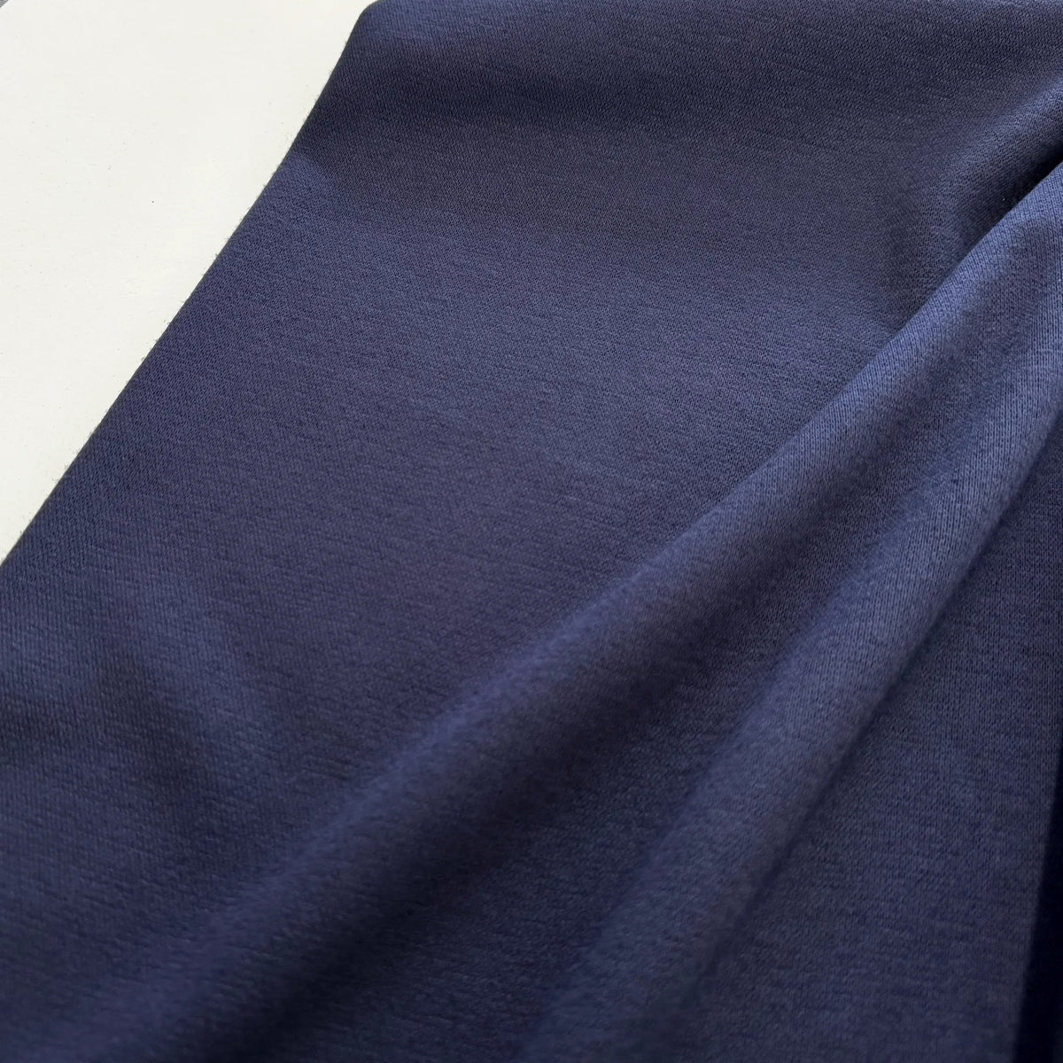 Détail de la maille tricot bleu marine