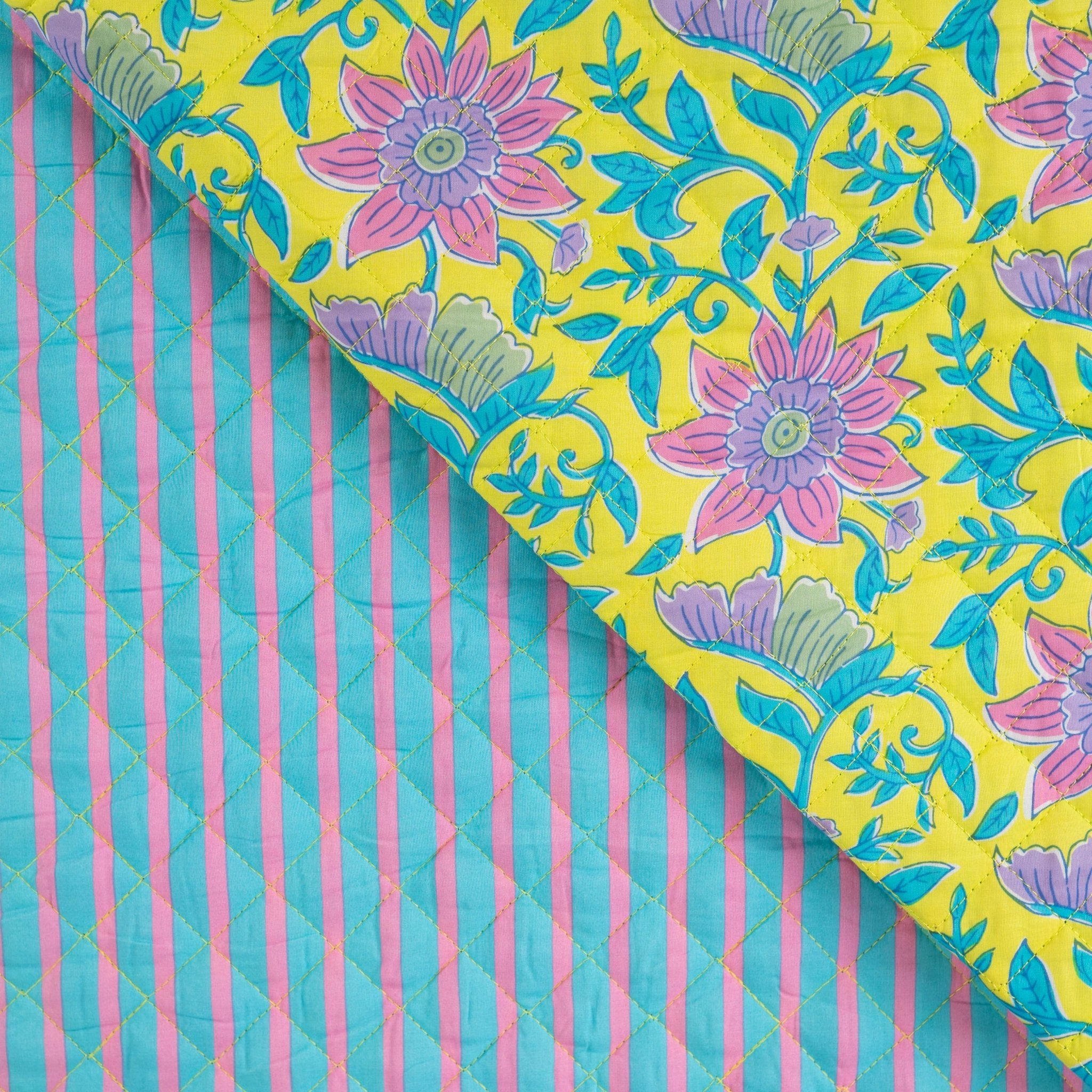 Tissu matelassé fleur royale