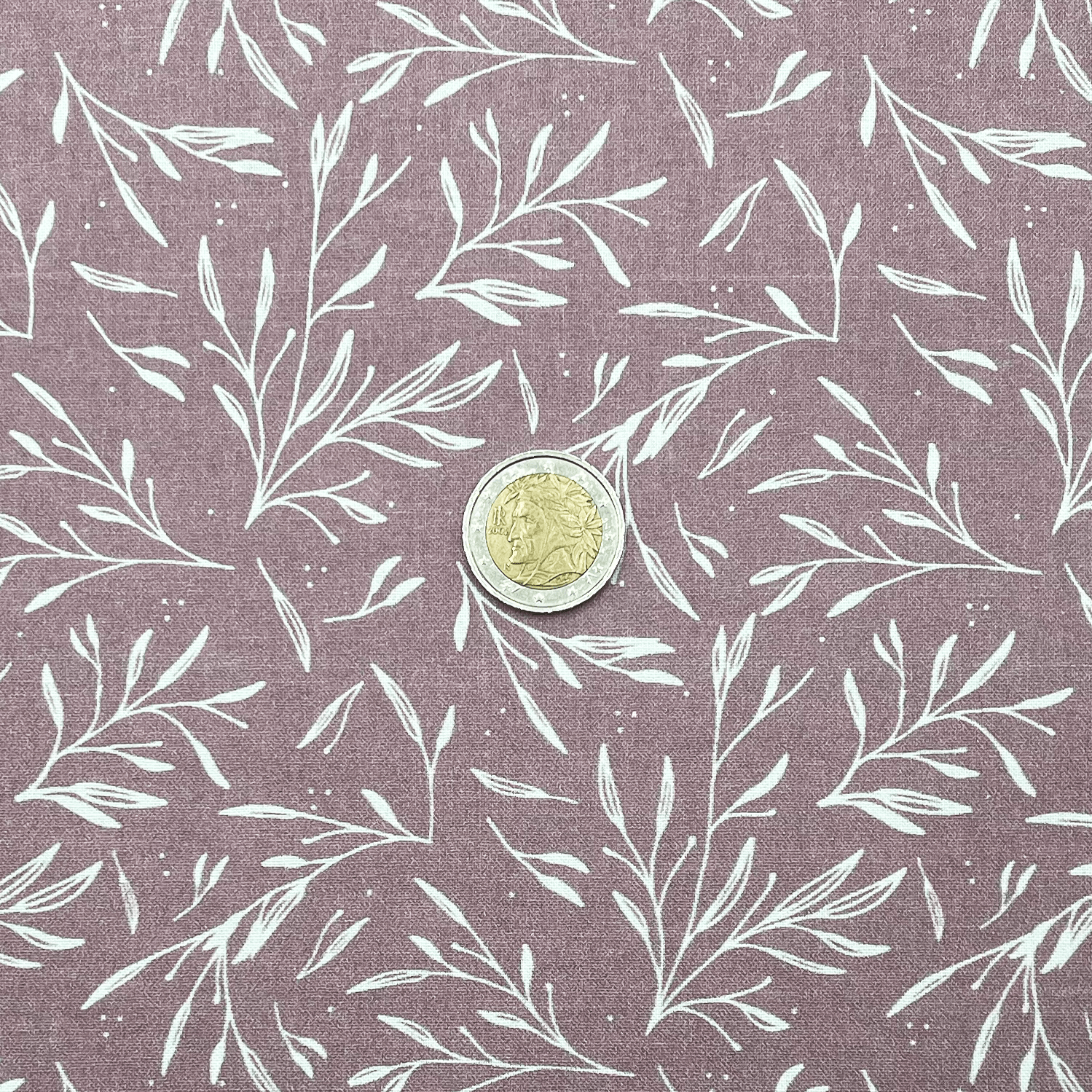 Tissu Popeline de coton feuillage blanc sur fond mauve3