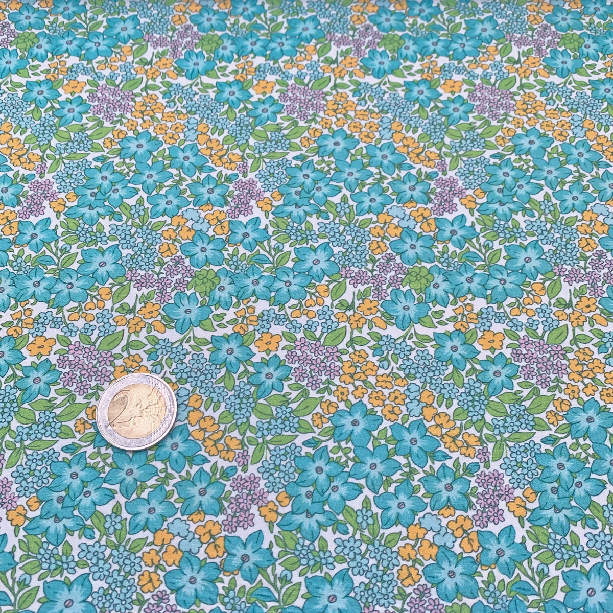 tissu-popeline-fleur-clematite-bleue-taille-motif
