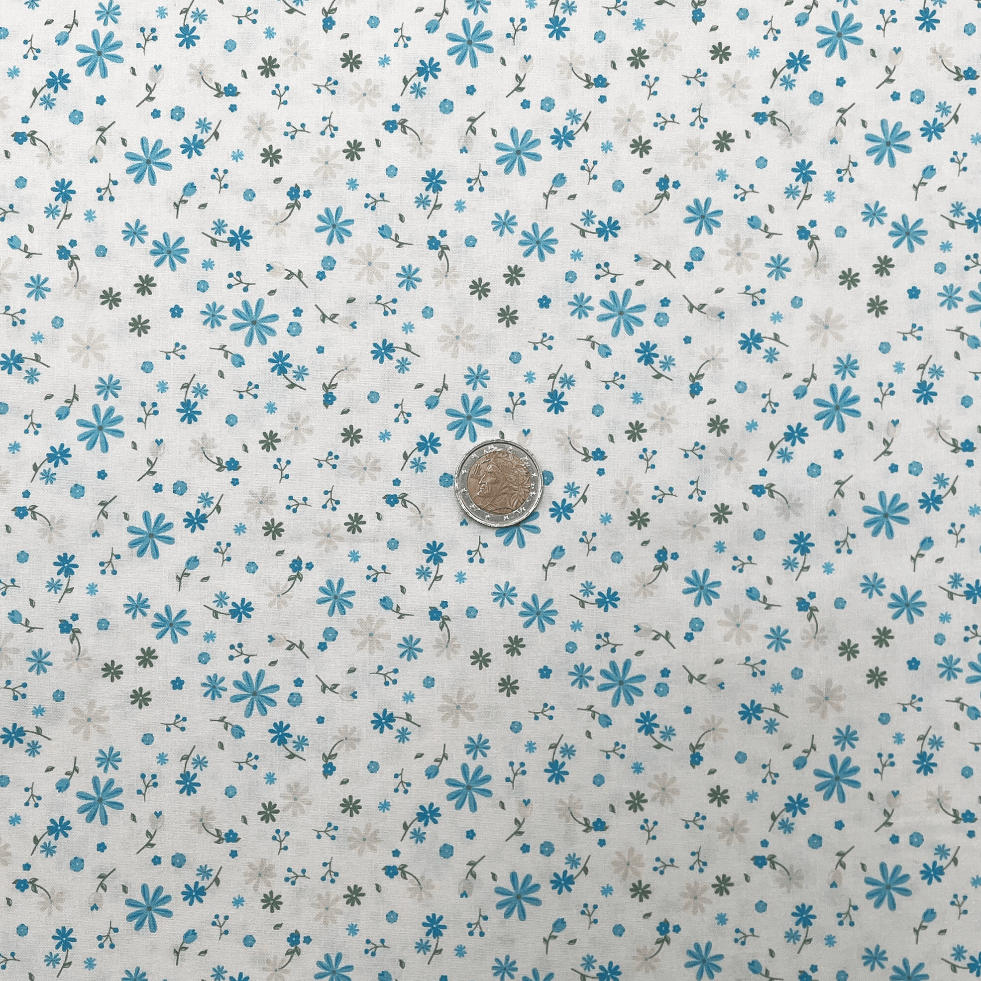 Tissu Popeline de coton fleurs bleues et vertes