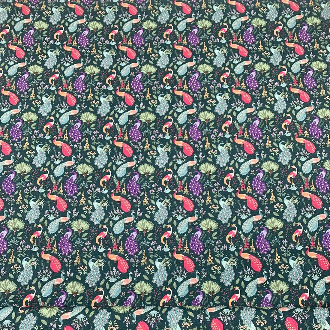 Tissu Popeline de Coton Motif Paons et Fleurs