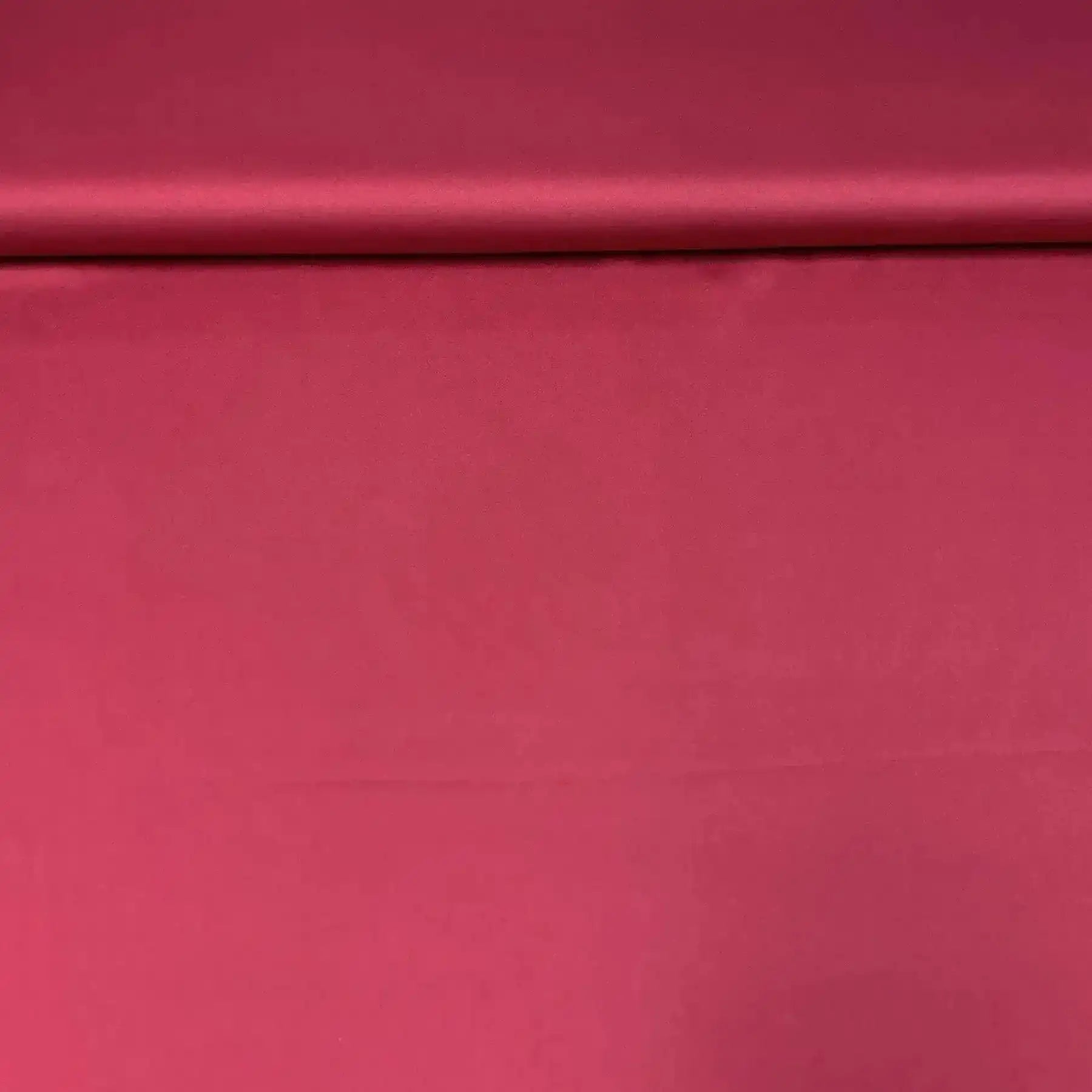 Tissu satin bordeaux foncé