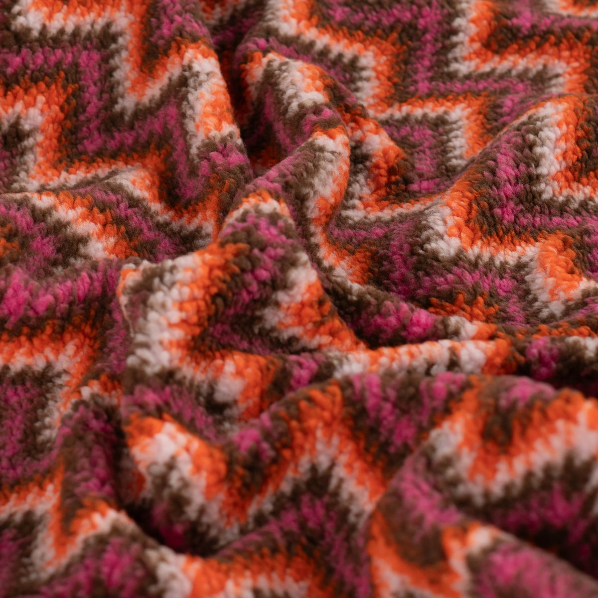 Tissu sherpa teddy jacquard zigzag fuchsia, orange, chocolat et écru