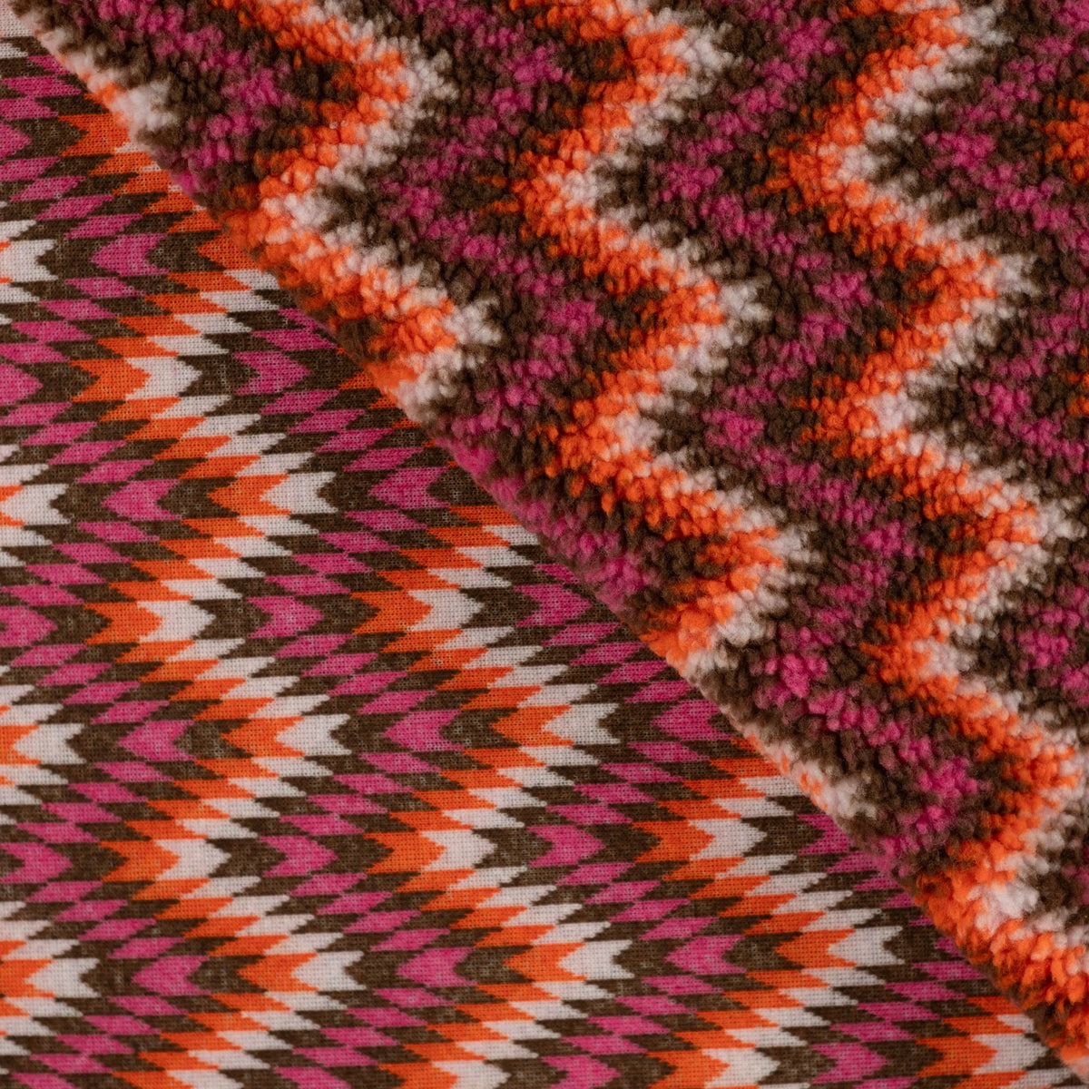 Taille du motif zigzag du tissu teddy jacquard fuchsia (32 x 32 cm)