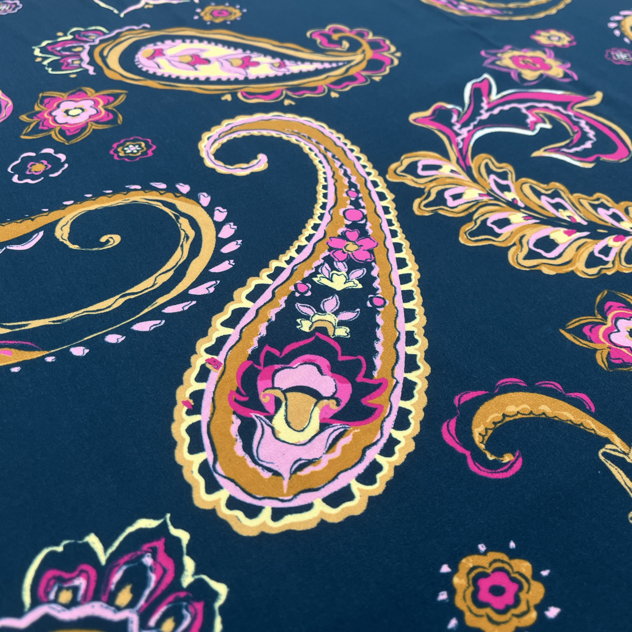 Tissu viscose fleurs cachemire sur fond Bleu