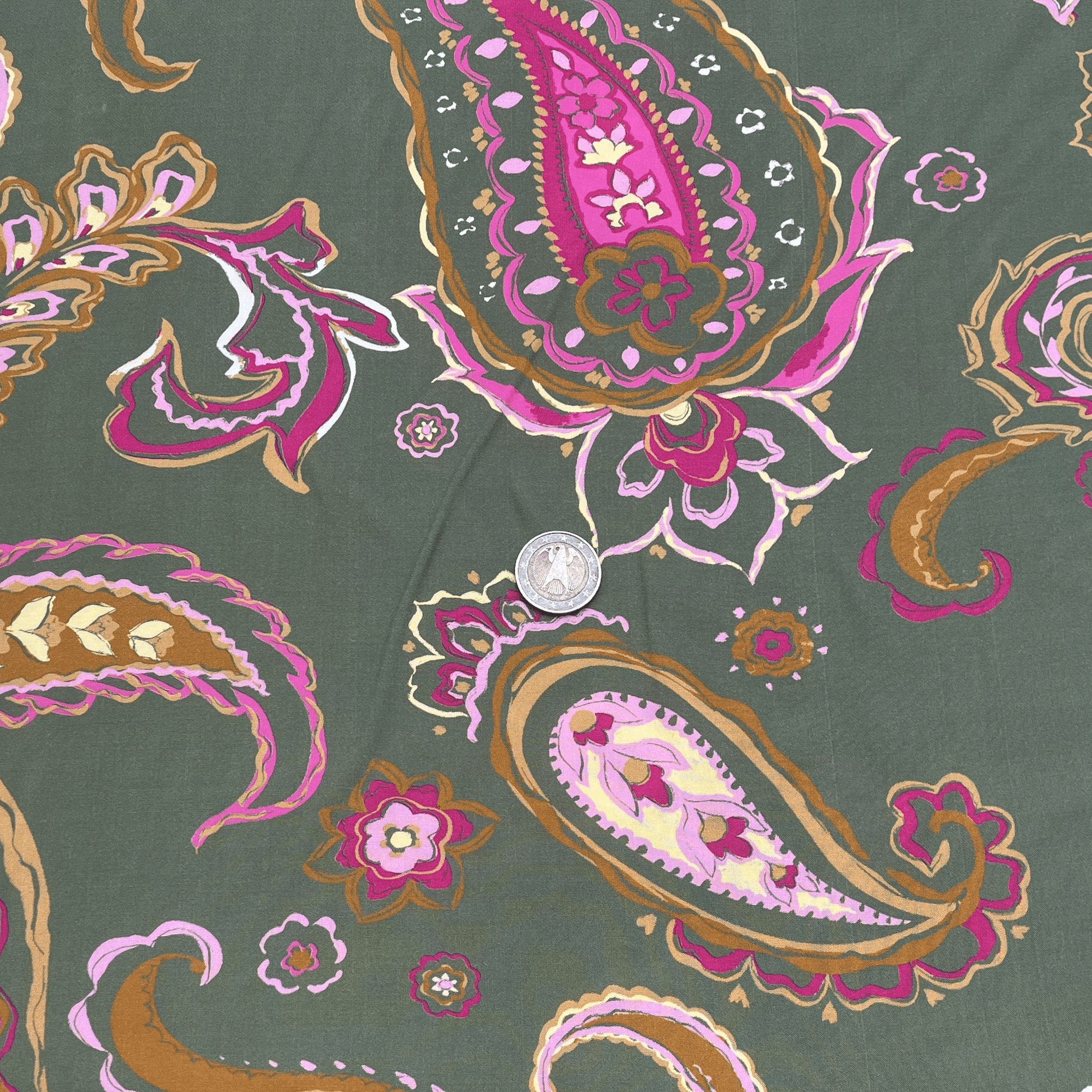 Tissu viscose fleurs cachemire sur fond Vert2