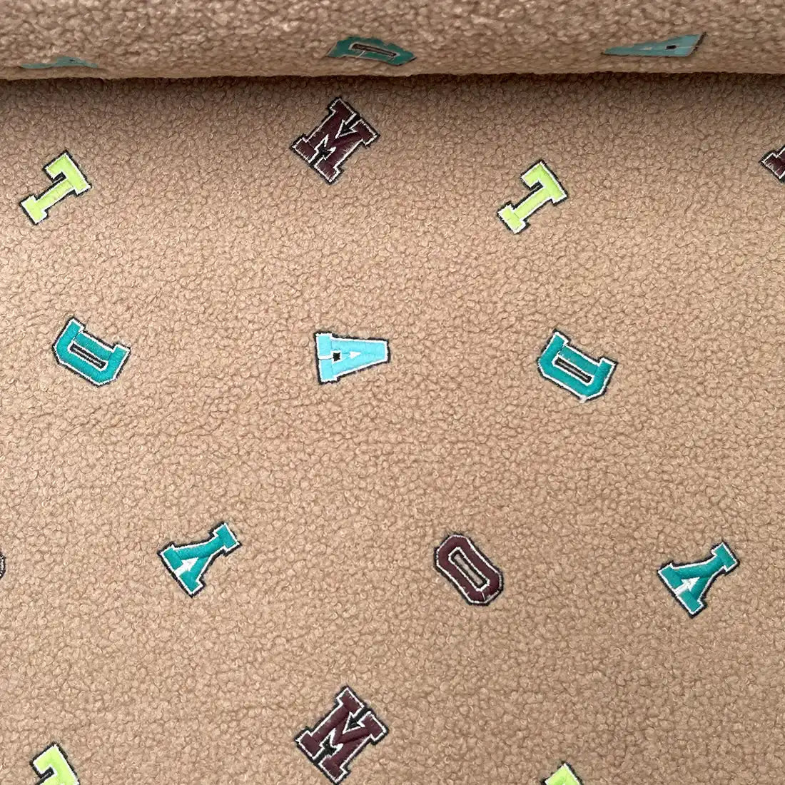 Tissus fausse fourrure Camel sherpa à Lettres Brodées