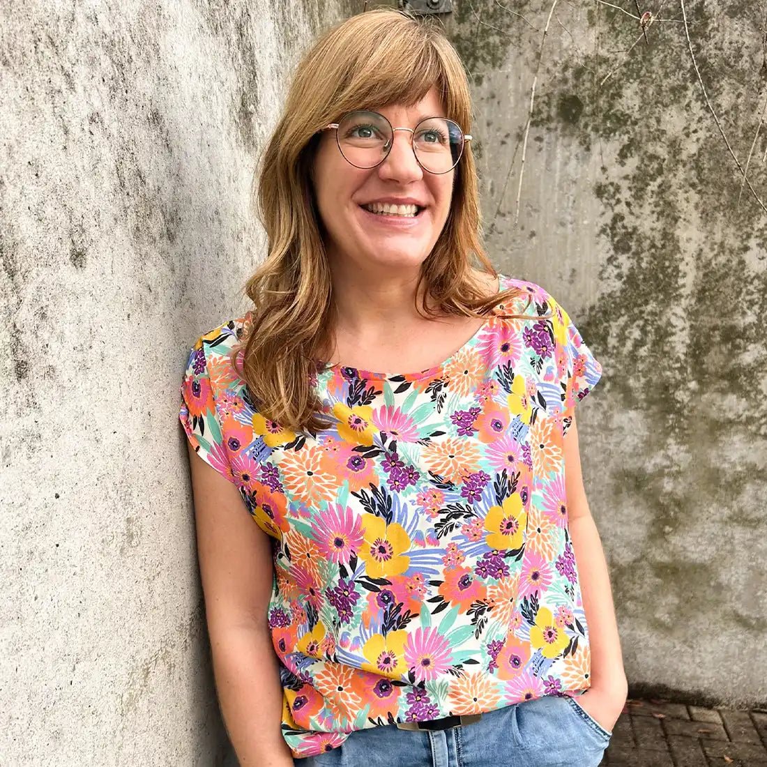 Viscose Fleurs Métropolitaines – Couleurs Éclatantes et Style Urbain