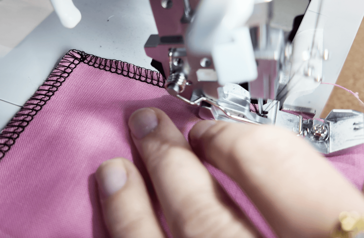 Comment coudre des angles avec la surjeteuse ?