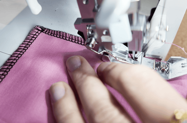 Comment coudre des angles avec la surjeteuse ?