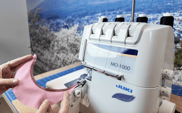 Comment coudre un arrondi à la surjeteuse ?