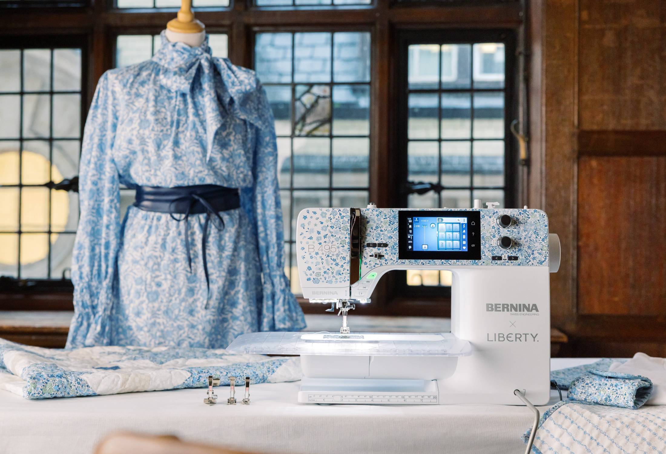 BERNINA 495 Liberty Edition — guidage du tissu mains libres avec le système FHS