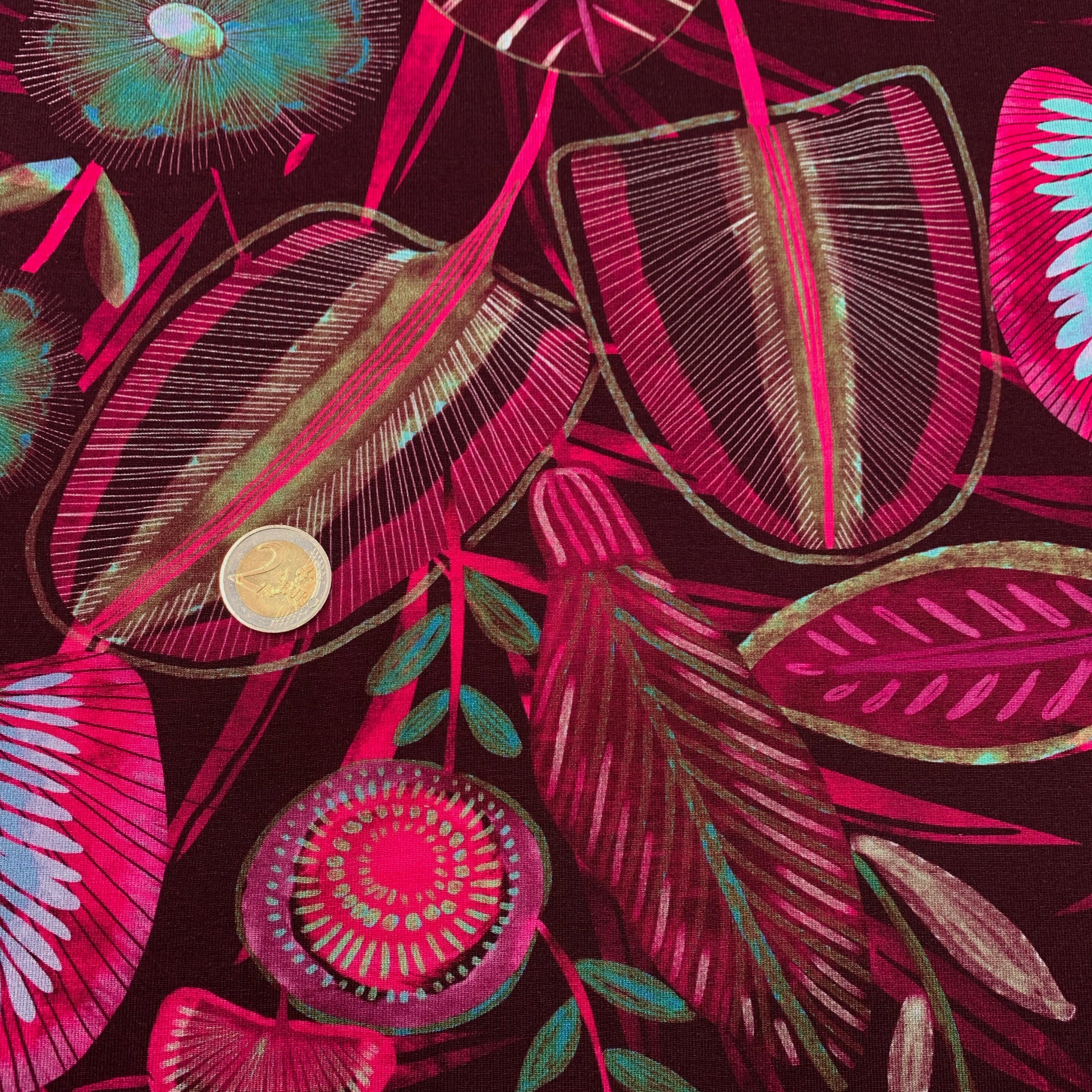 tissu-jersey-viscose-feuilles-bordeaux-taille-du-motif