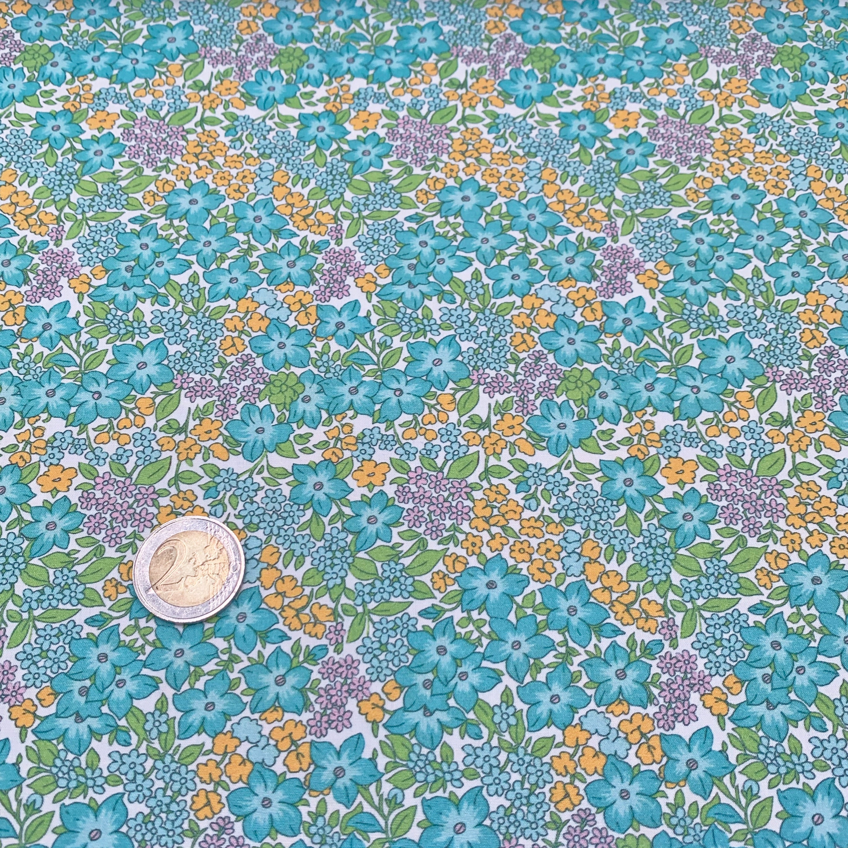 tissu-popeline-fleur-clematite-bleue-taille-motif