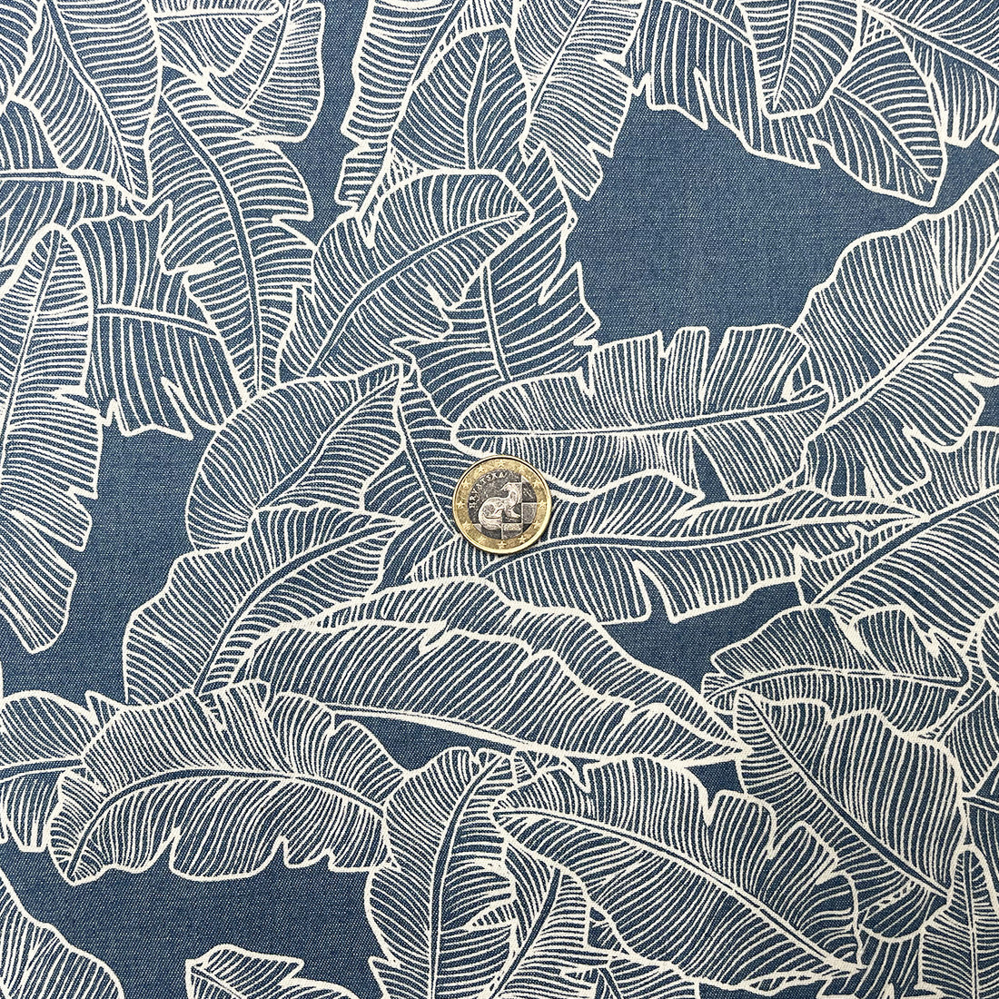 Jean bleu extensible à motif végétal blanc