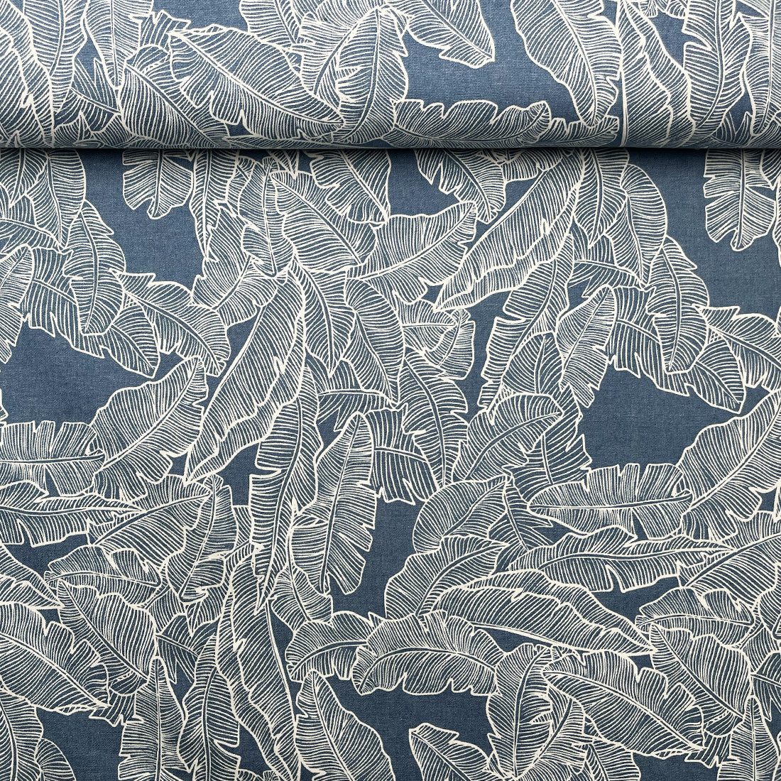 Jean imprimé exotique bleu gris à feuillage blanc