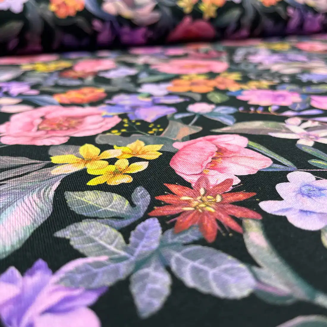 Jersey de coton extensible noir à fleurs exotiques colorées