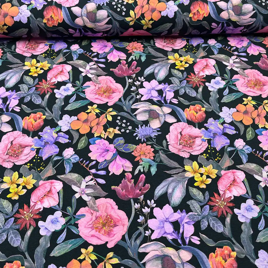 Jersey de coton fond noir imprimé fleurs exotiques violettes et roses