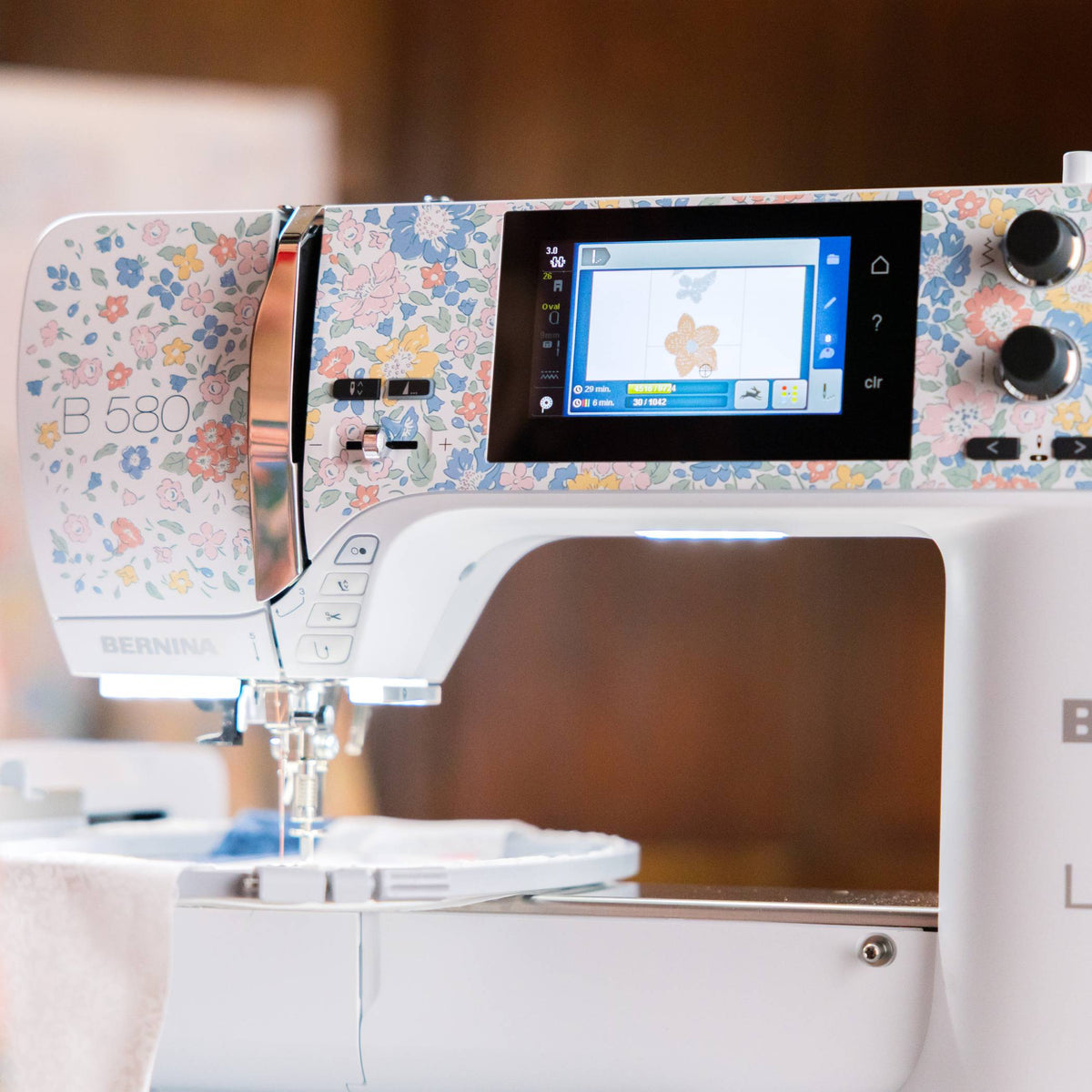 BERNINA 580 Liberty Edition — plaque frontale imprimée Glen Lyon Blooms