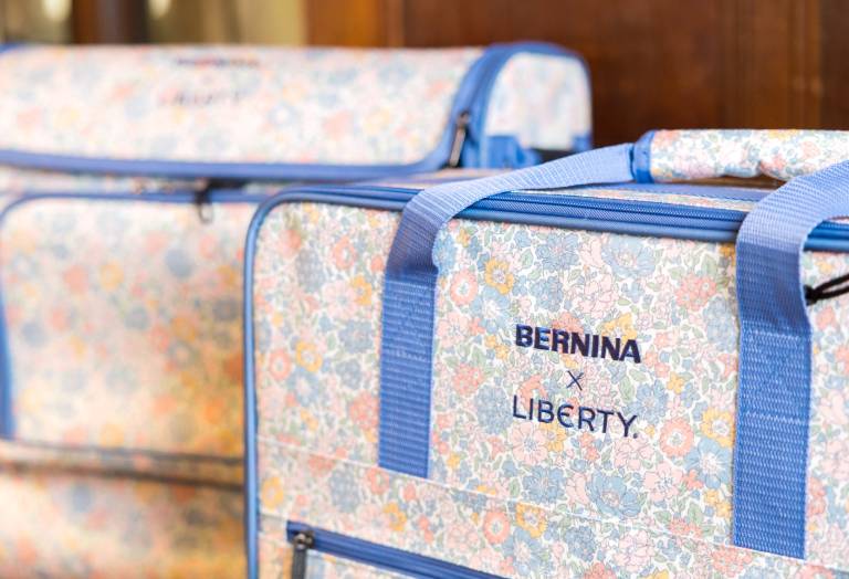 BERNINA 580 Liberty Edition — ensemble trolley au design Liberty inclus