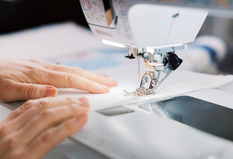 BERNINA 580 Liberty Edition — contrôle du tissu avec la double alimentation BERNINA