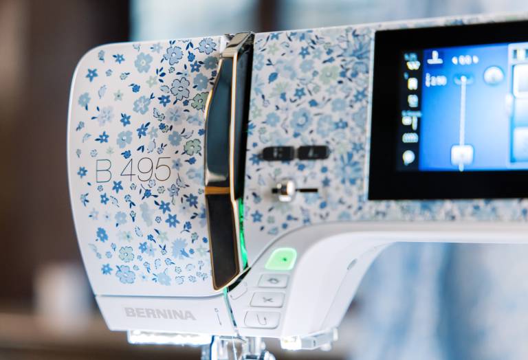 BERNINA 495 Liberty Edition — design exclusif de la plaque frontale Velasco Meadow