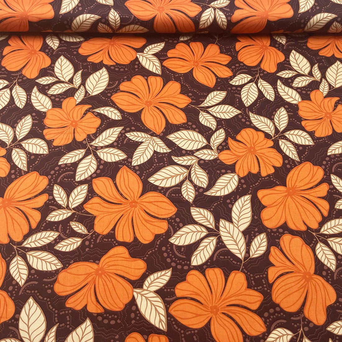 Satin de Coton à motifs floraux orange et beige – Fond marron élégant