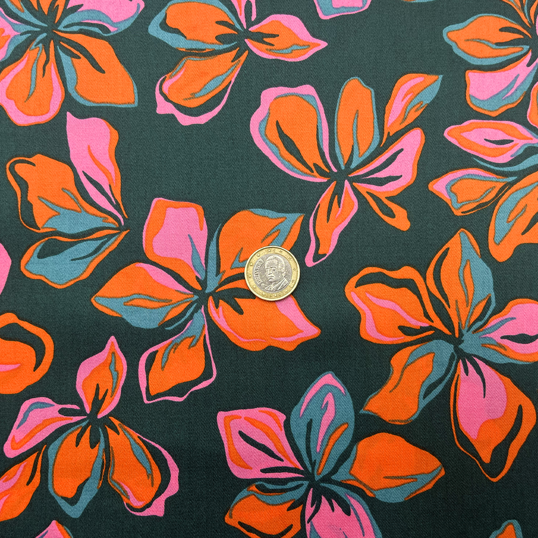 Satin de Coton vert fleuri – Parfait pour créations couture colorées