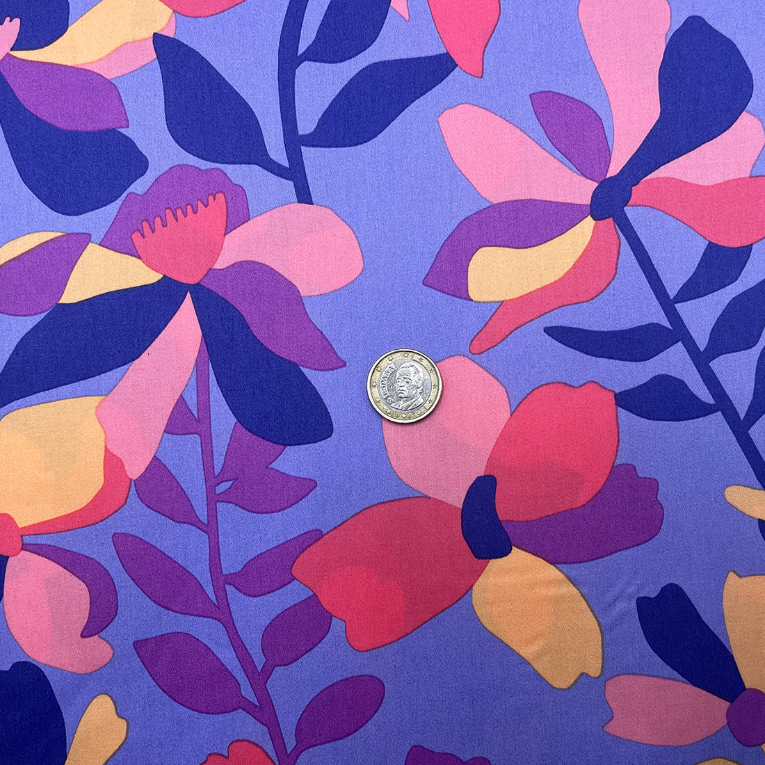 Satin de Coton violet fleuri – Idéal pour créations couture modernes
