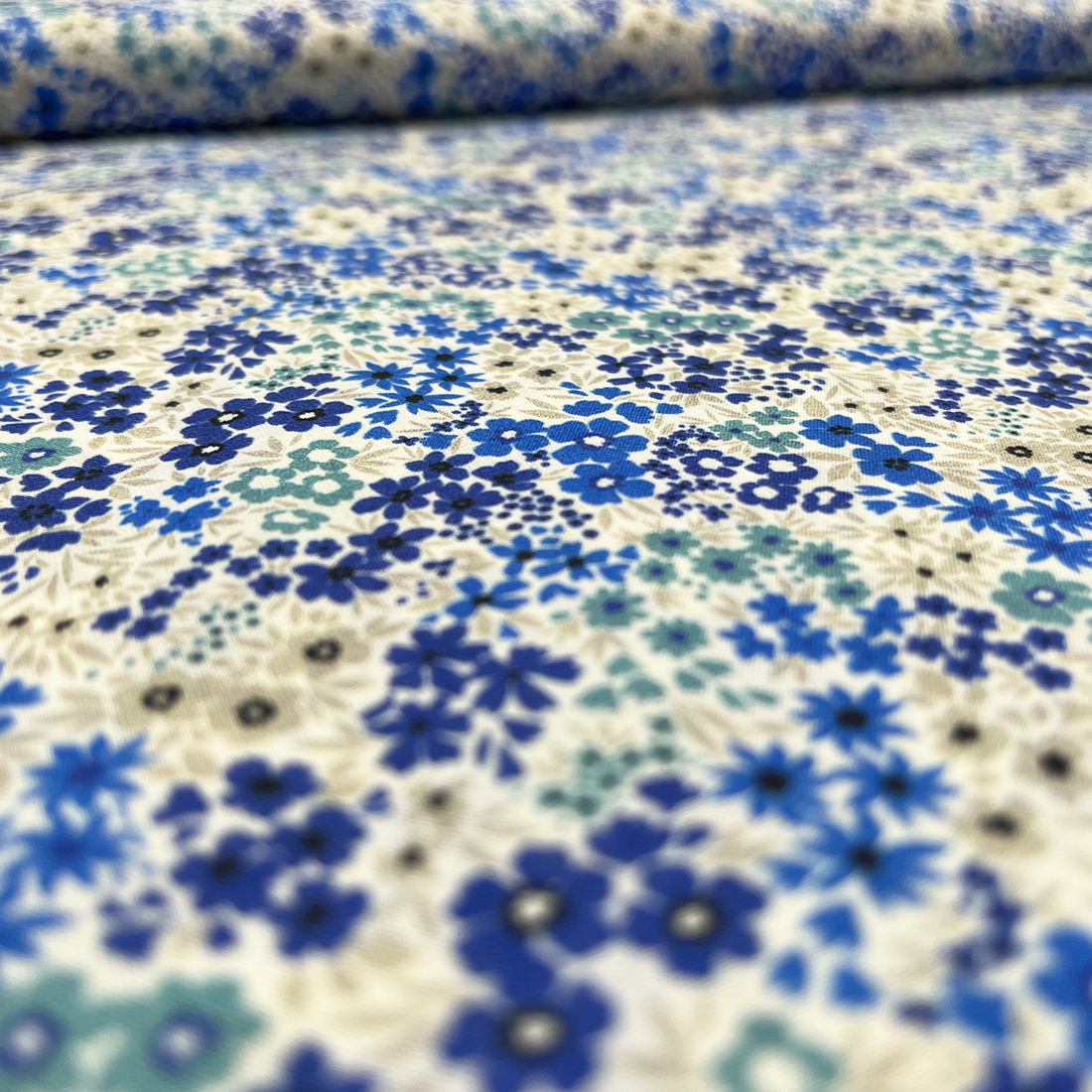 Tissu Coton Fleuri – Nuances de Bleu et Vert sur Fond Clair