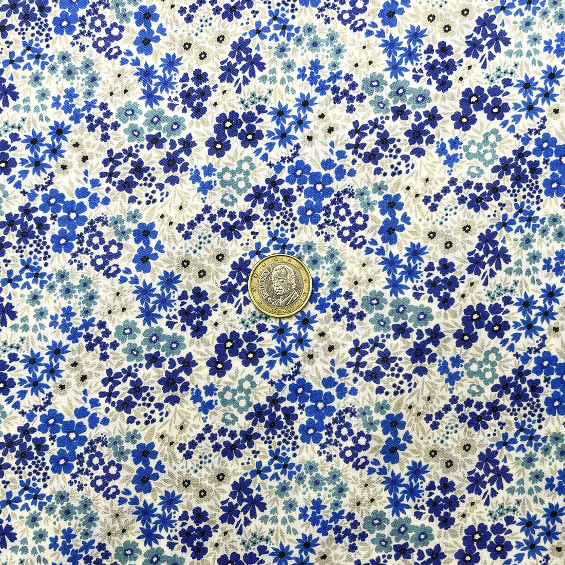 Tissu Coton Imprimé – Petites Fleurs Bleues Esprit Liberty