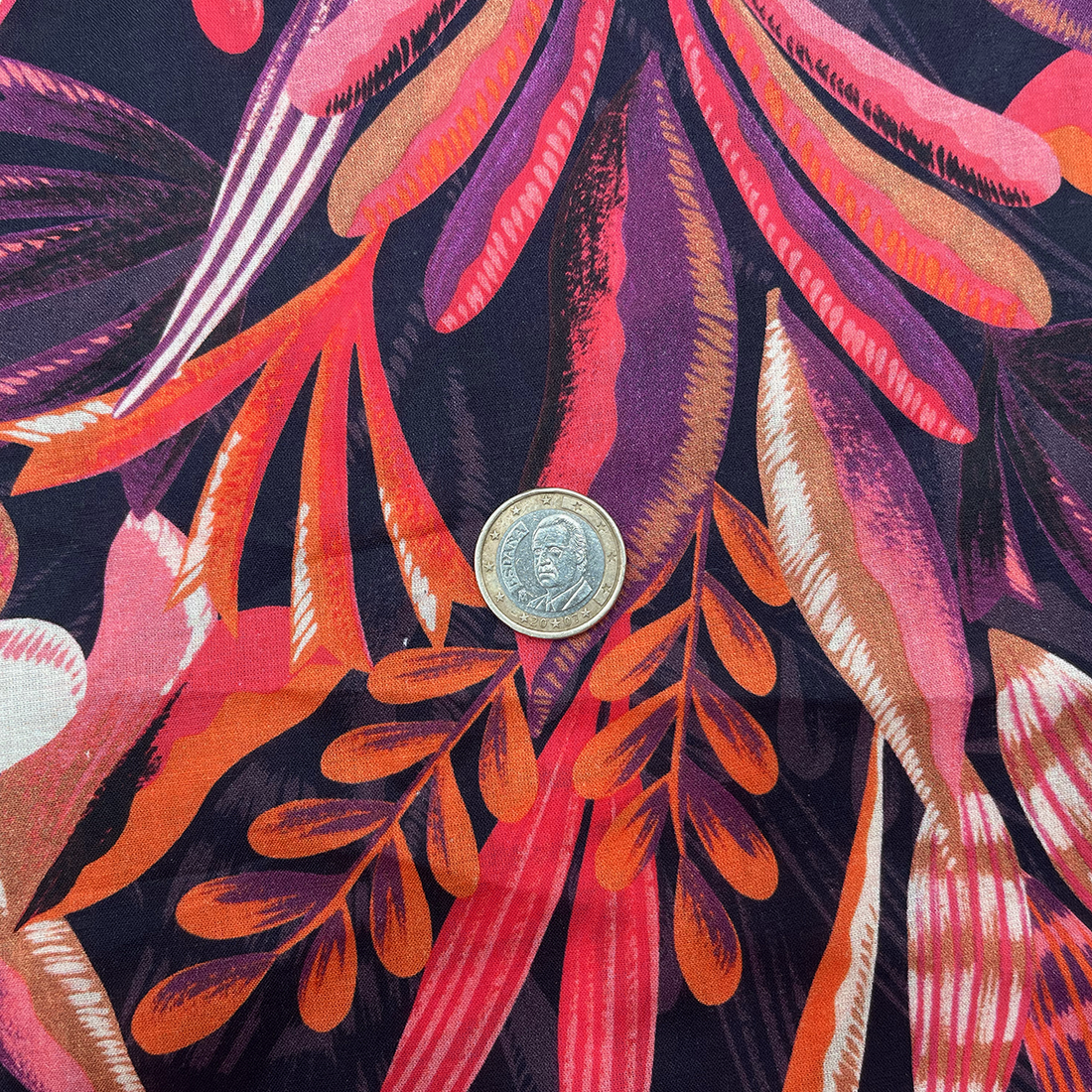 Tissu Coton Liberty Foncé – Feuilles Rouges, Oranges et Roses

