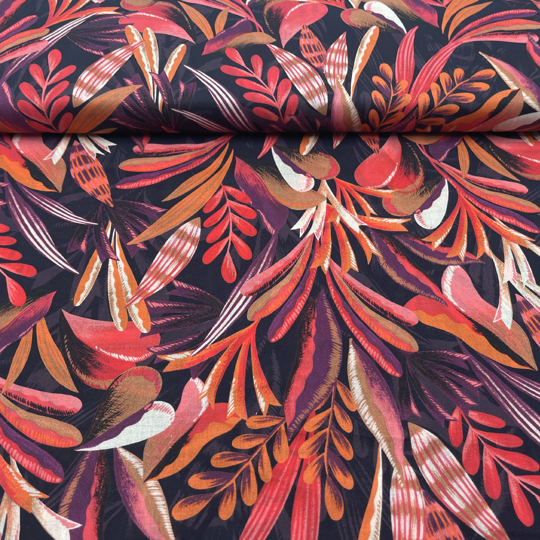 Tissu Coton Style Liberty – Feuillage Rouge et Orange sur Fond Noir