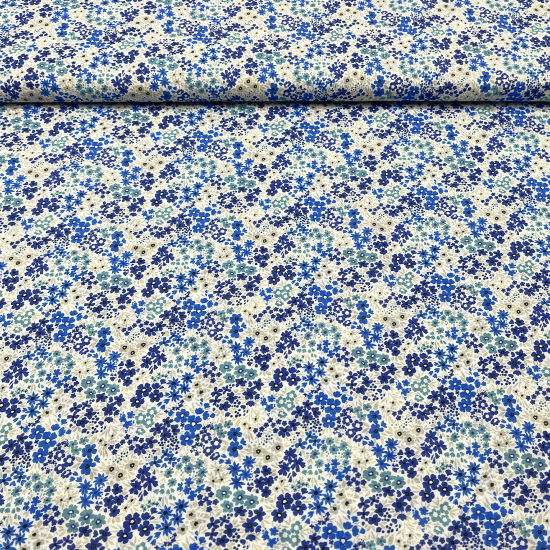 Tissu Coton Style Liberty – Fleurs Bleues et Vert Sauge