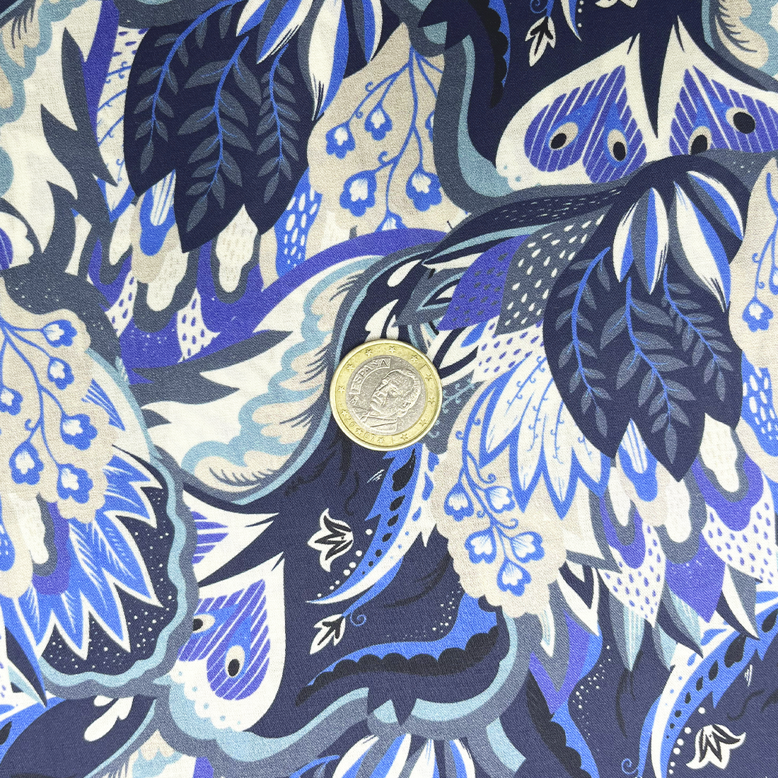 Tissu Coton Style Liberty – Fleurs Bleues et Violettes sur Fond Crème

