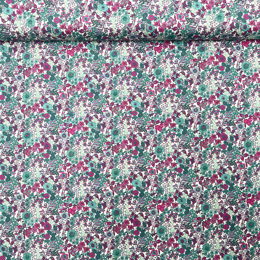 Tissu Fleuri Coton – Motif Liberty Vert et Violet

