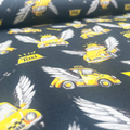 Tissu French Terry – Taxis Jaunes Ailés sur Fond Bleu