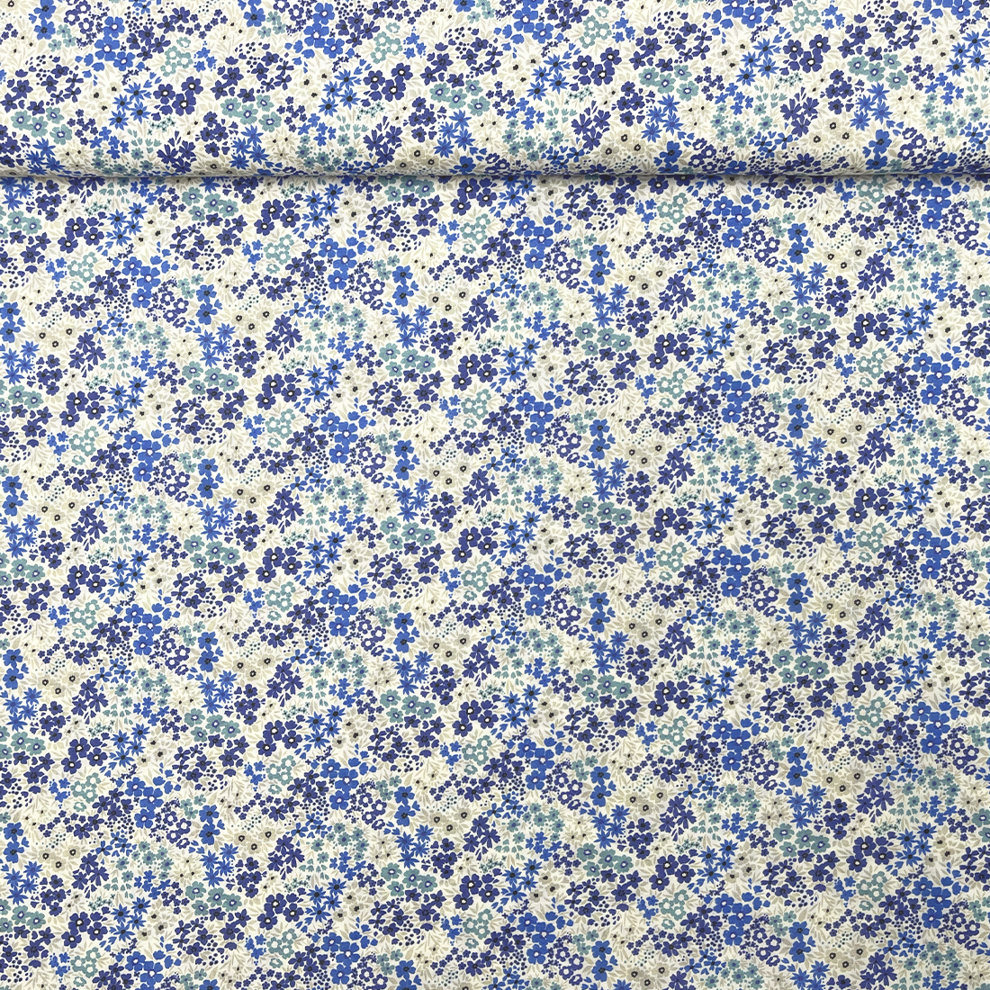 Tissu Liberty Coton – Motif Floral Bleu et Blanc Cassé