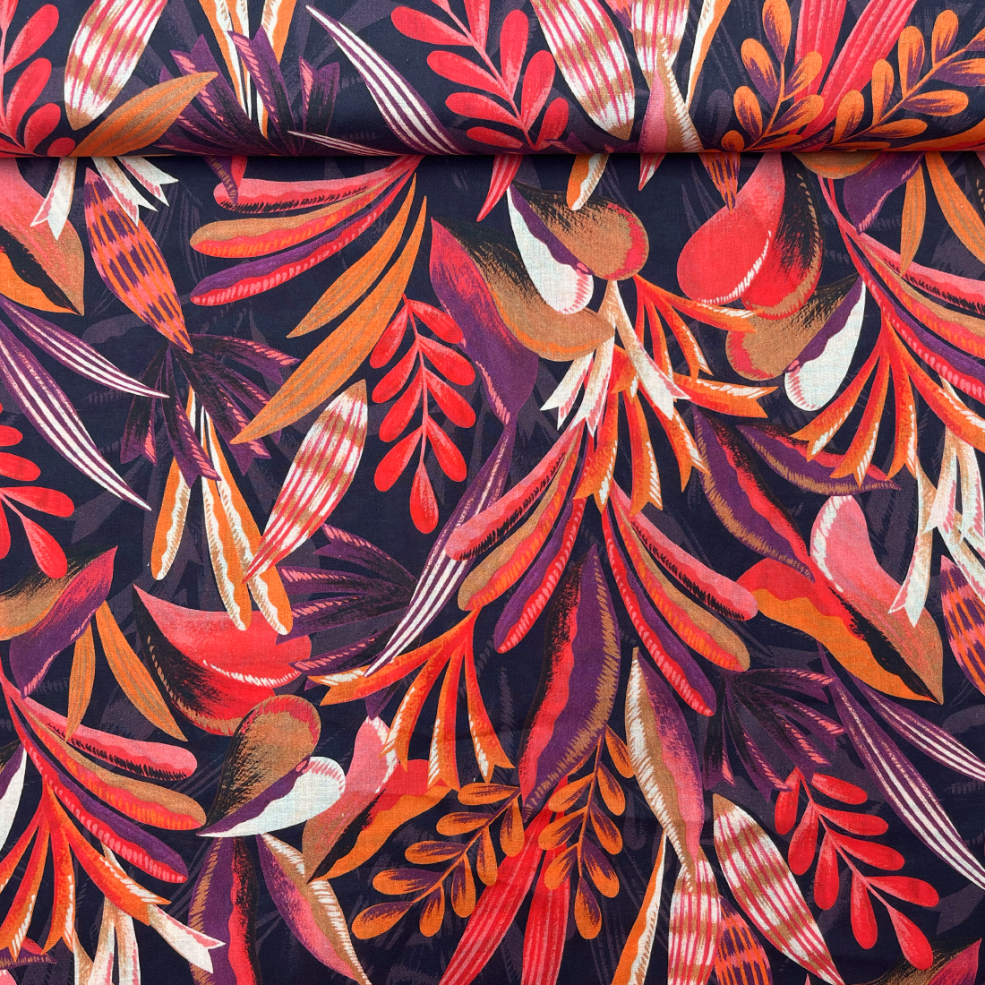 Tissu Liberty Moderne – Motif Feuilles Stylisées et Couleurs Chaudes

