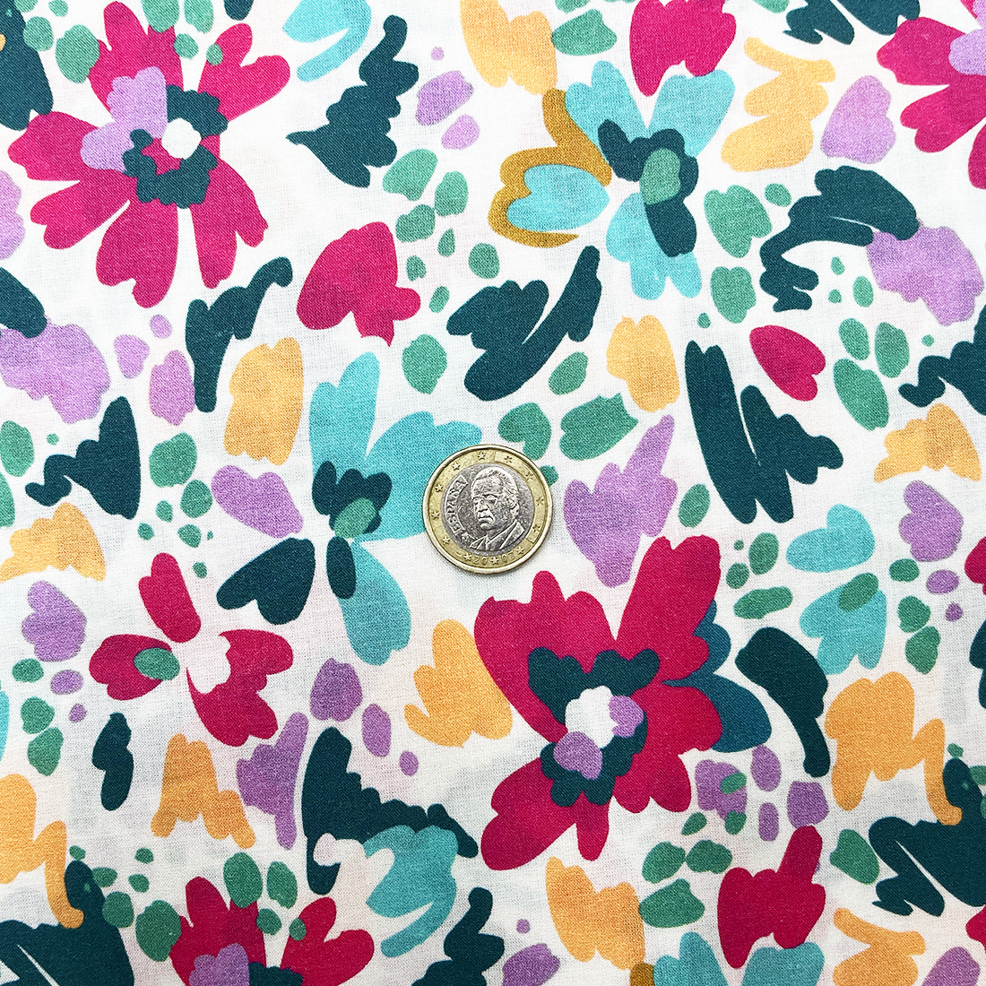 Tissu Liberty coton – Fleurs éclatantes sur fond blanc