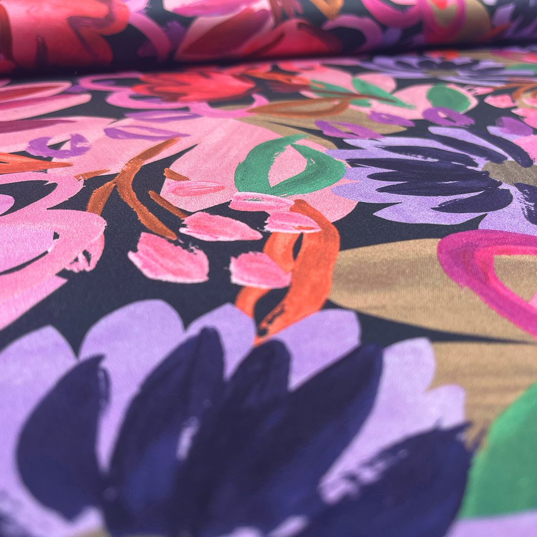 Tissu Satin de Coton fleurs – Motif peinture et douceur exceptionnelle