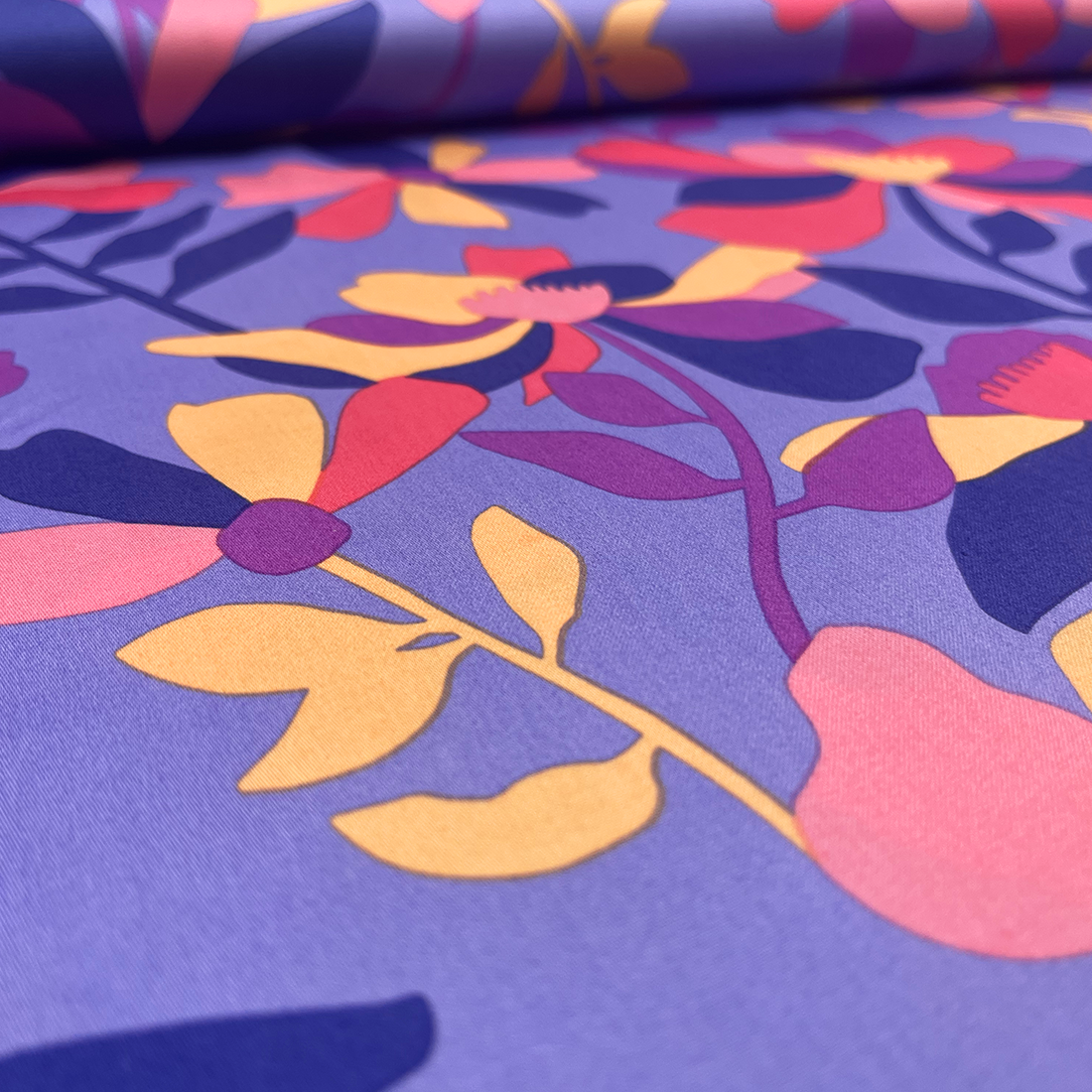 Tissu Satin de Coton fleurs – Motifs audacieux et douceur incomparable