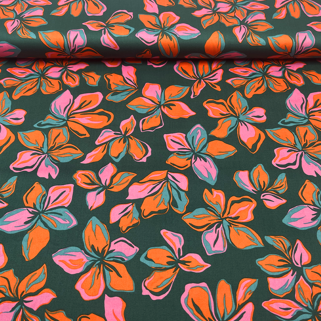 Tissu Satin de Coton fleurs exotiques – Explosion de couleurs et élégance