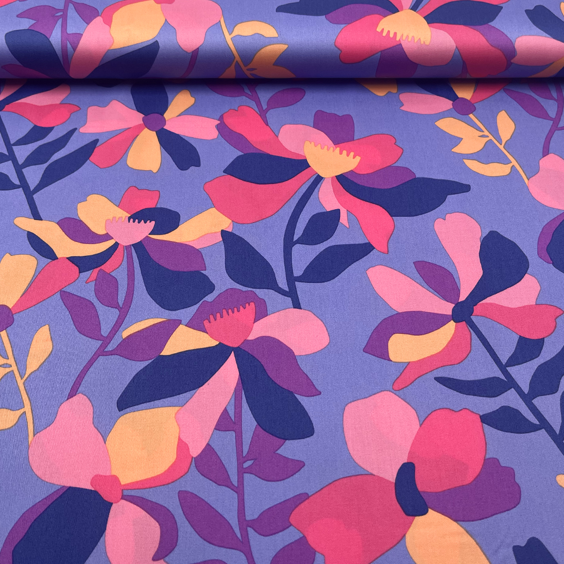Tissu Satin de Coton fleurs multicolores – Élégance et éclat floral