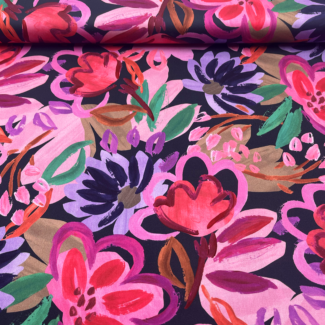 Tissu Satin de Coton fleurs peinture – Élégance et éclat artistique