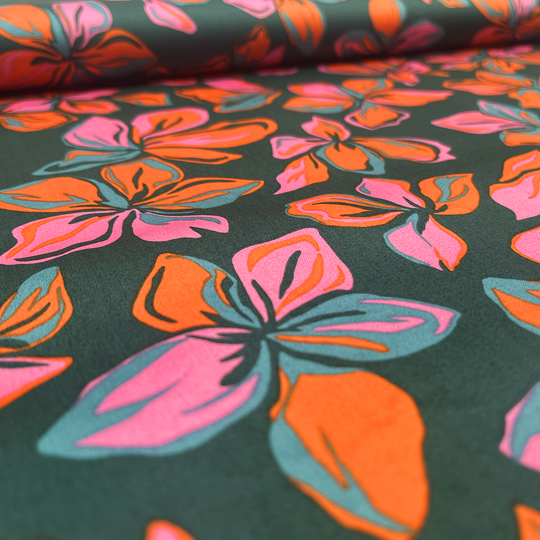 Tissu Satin de Coton motifs tropicaux – Douceur et brillance subtile