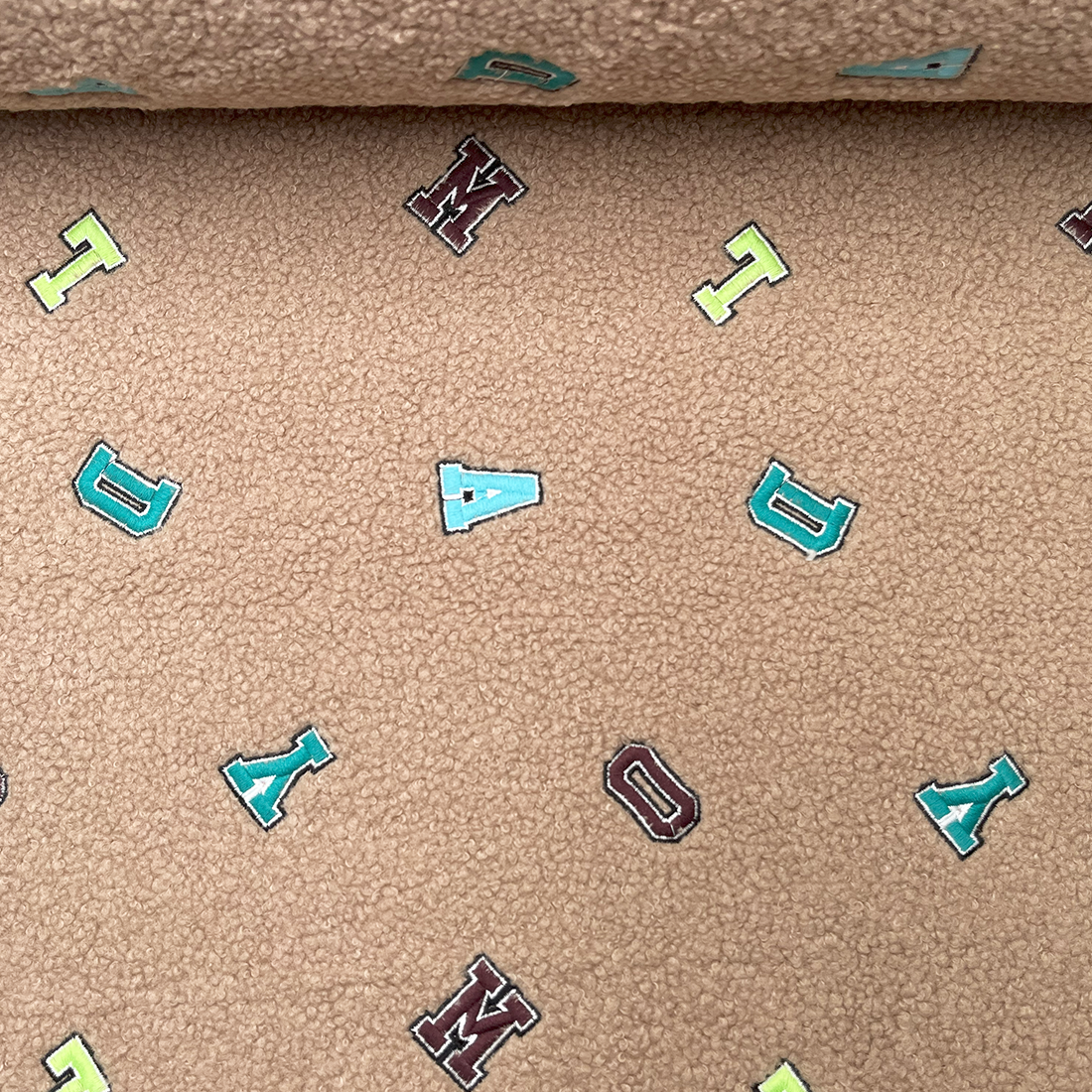 Tissu Sherpa Brodé Camel – Idéal pour Vestes et Accessoires