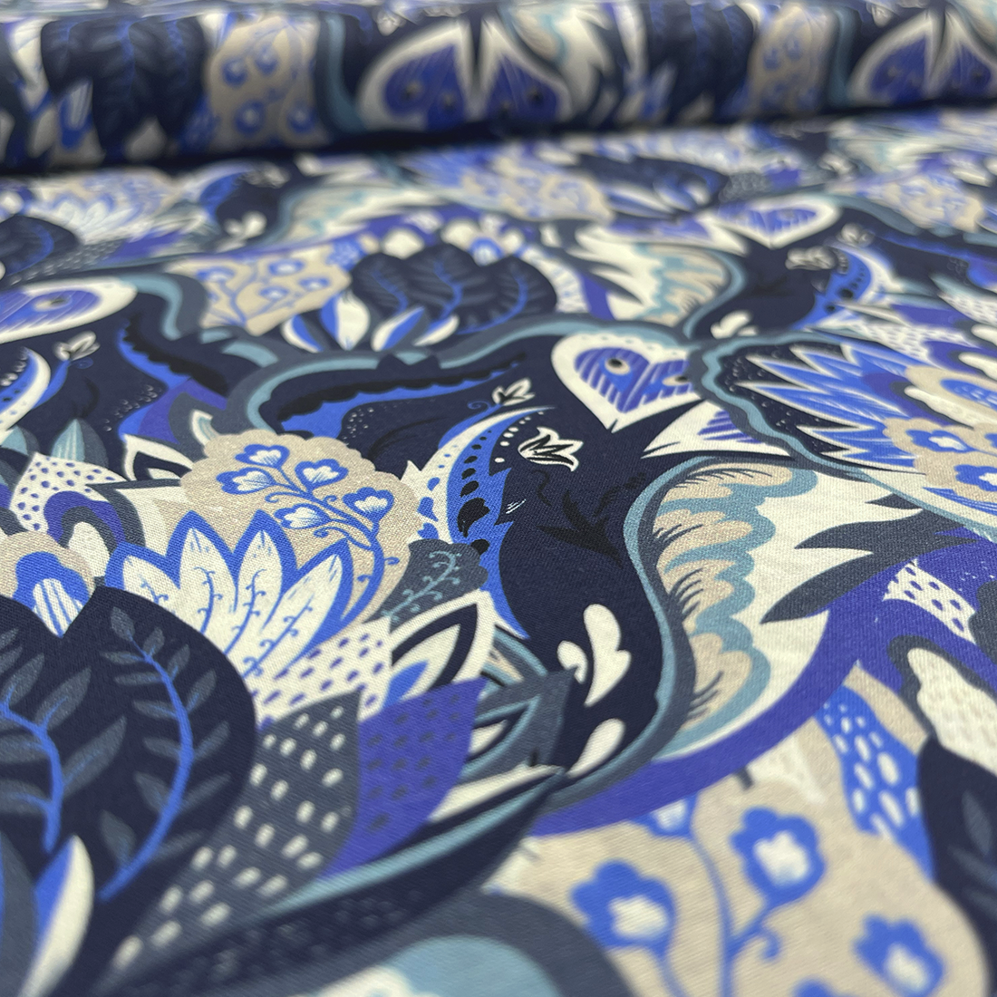 Tissu Style Liberty Moderne – Motif Floral Indigo et Bleu Nuit

